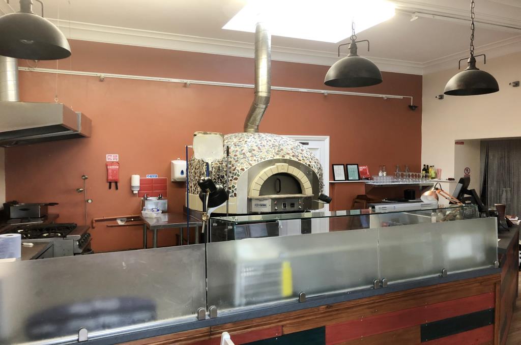 Lot: 84 - VACANT HIGH STREET RESTAURANT - Kitchen area with pizza oven